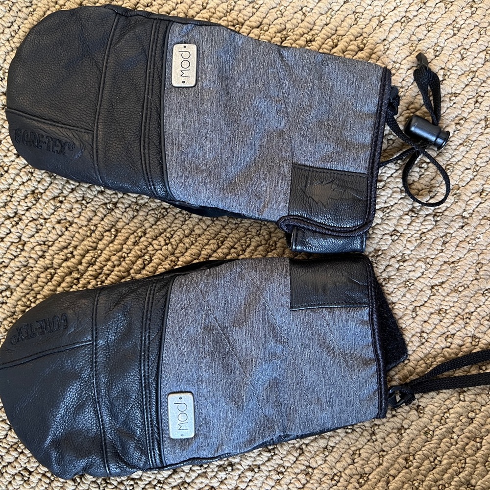 Pow snowboarding mittens